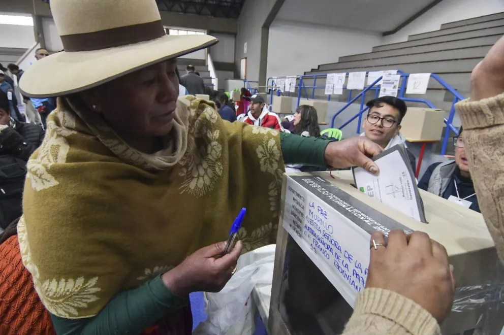 Una electora emite su voto, el domingo. Foto: APG 