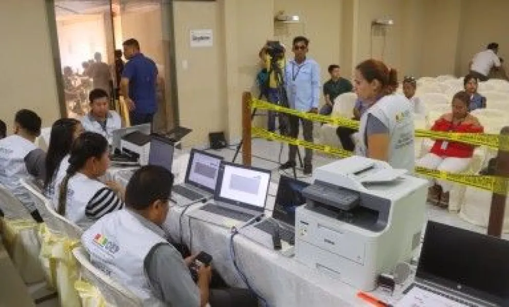 El conteo de votos en Beni. Foto: OEP