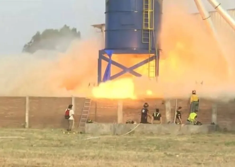 El momento en que el fuego se expande tras la caída del combustible. Foto: Captura rrss