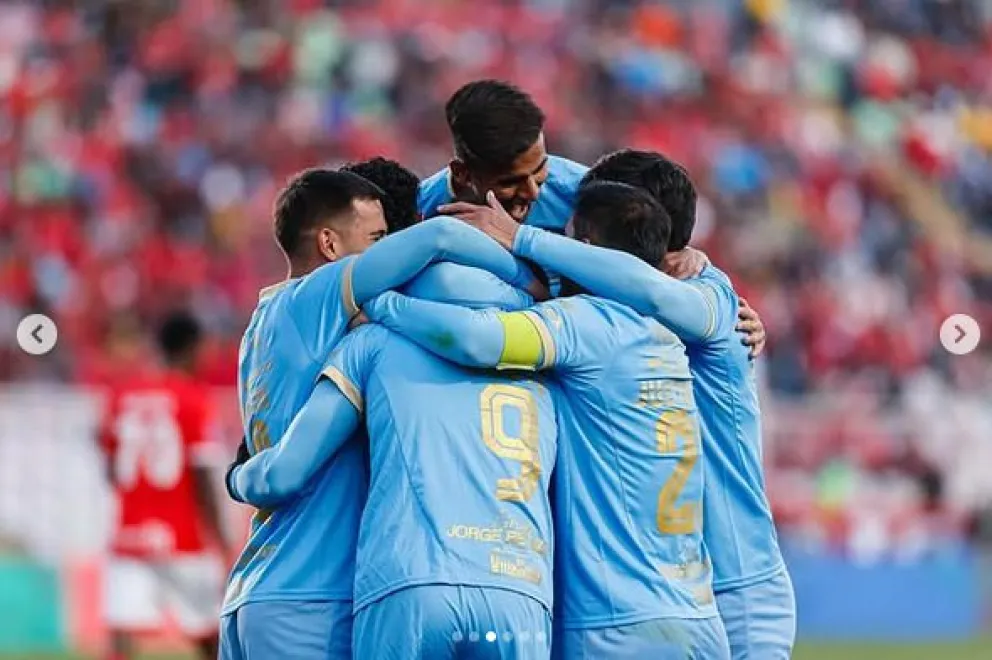 Jugadores de la Academia celebran uno de sus goles en Perú. Foto: Club Bolívar.