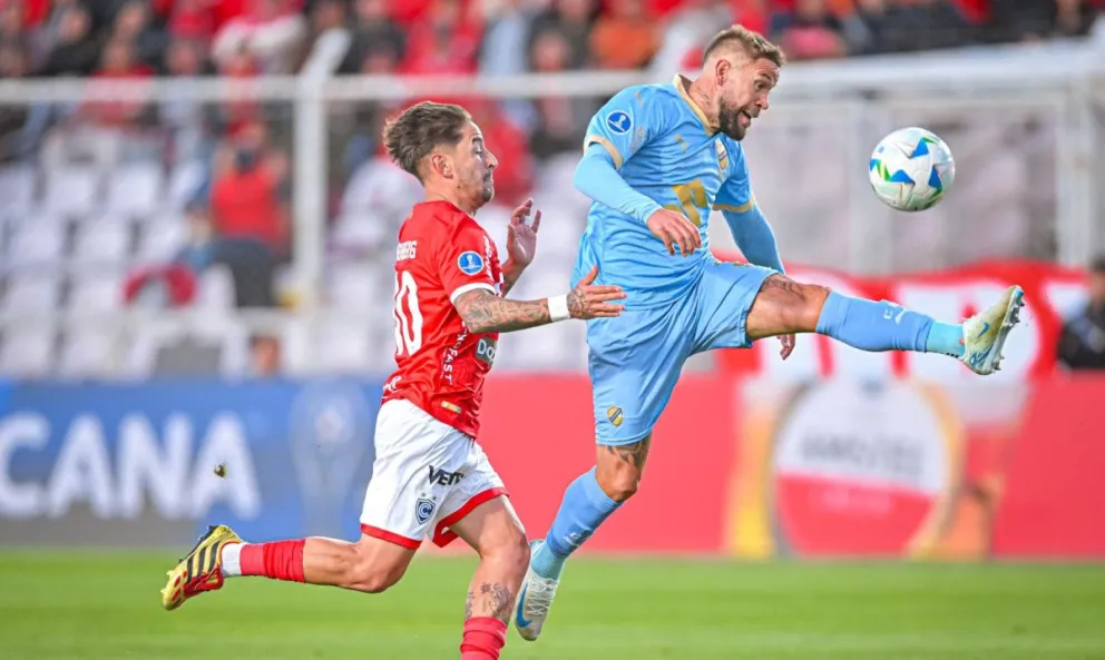 Torrén (der.), de Bolívar, domina la pelota ante un rival de Cienciano. Foto: Conmebol.