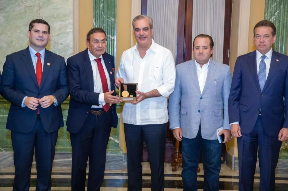 El presidente de la República Dominicana, Luis  Abinader, junto a Rolando Kempf, presidente de la FEPLP y otros empresarios nacionales. Foto: FEPLP