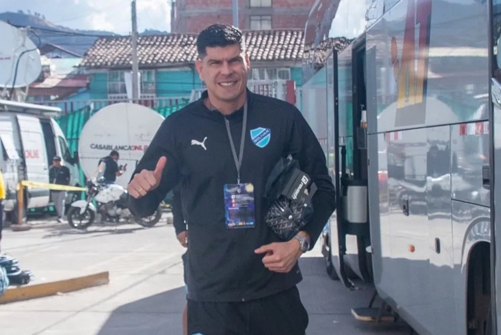 Carlos Lampe, con el pulgar derecho arriba, en la ciudad del Cusco. Foto: club Bolívar