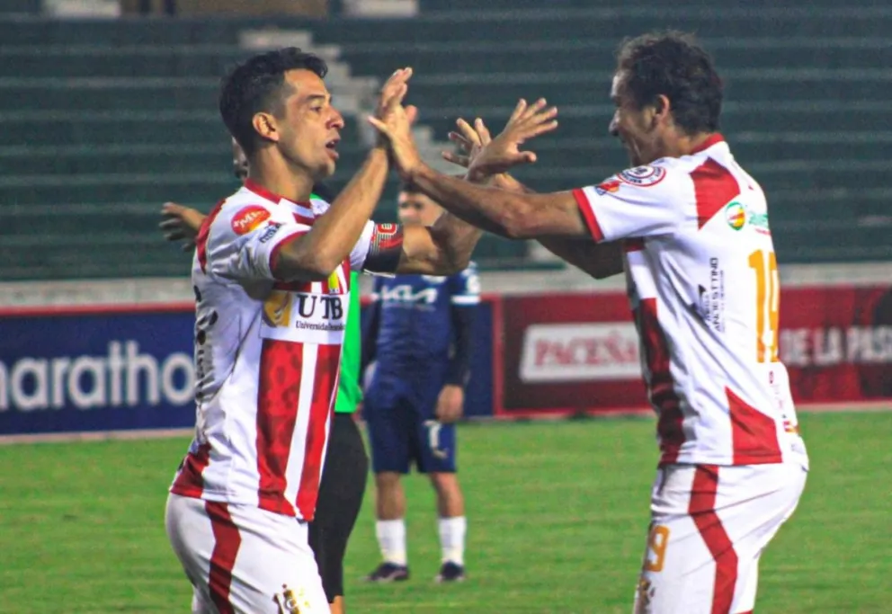 Thomaz Santos (izq.), el autor del gol, y Gustavo Cristaldo festejan el primero de Independiente. Foto: APG