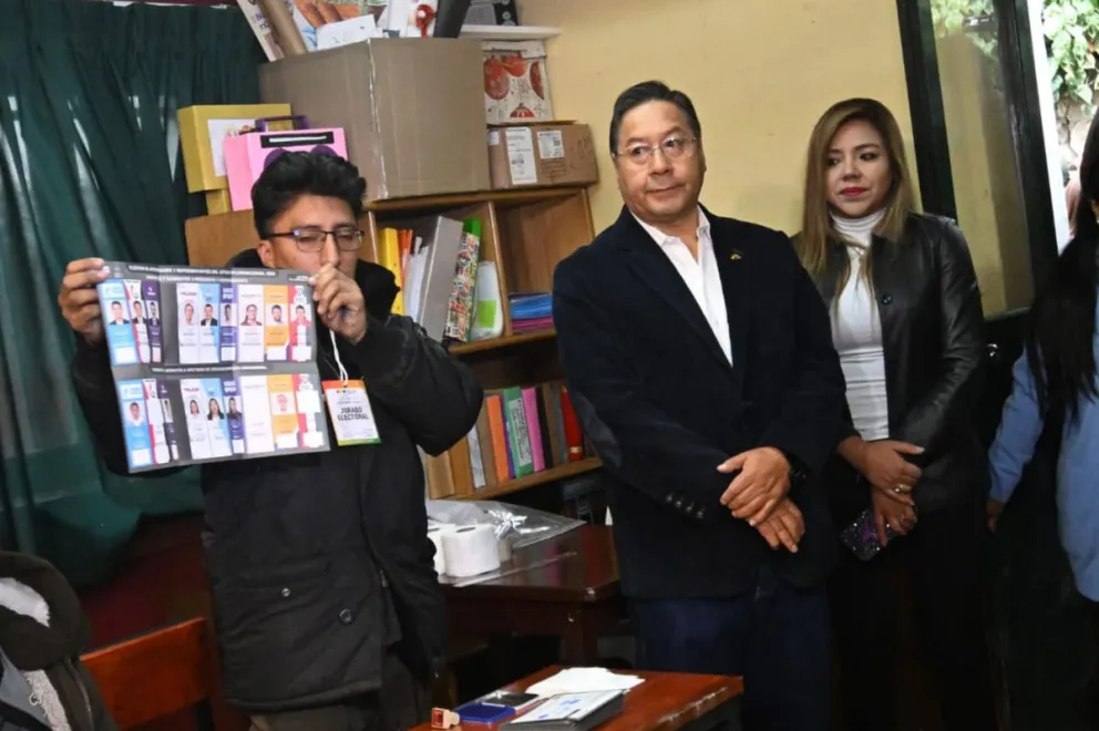 El presidente de Bolivia, Luis Arce, antes de votar este domingo en La Paz. Foto: EFE 