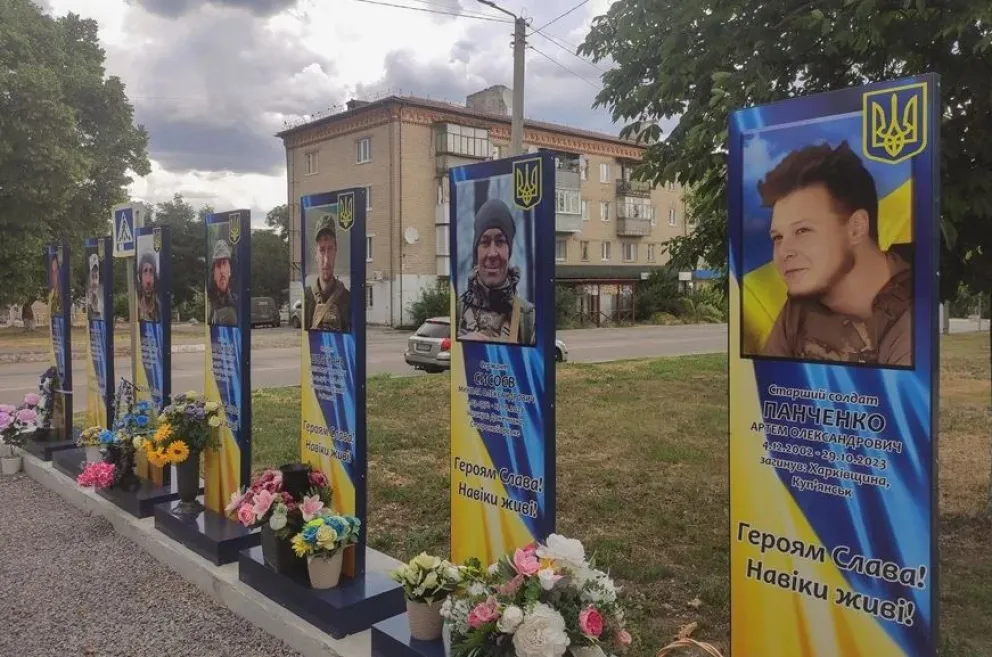 Un monumento a los soldados ucranianos caídos en una plaza central de la ciudad de Balakliya, en la región de Járkov. Foto: EFE