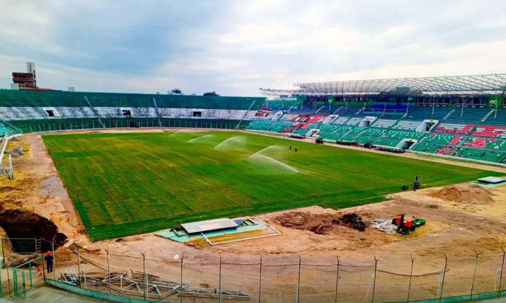 Ya se riega el nuevo césped del Tahuichi Aguilera. Foto: FBF.