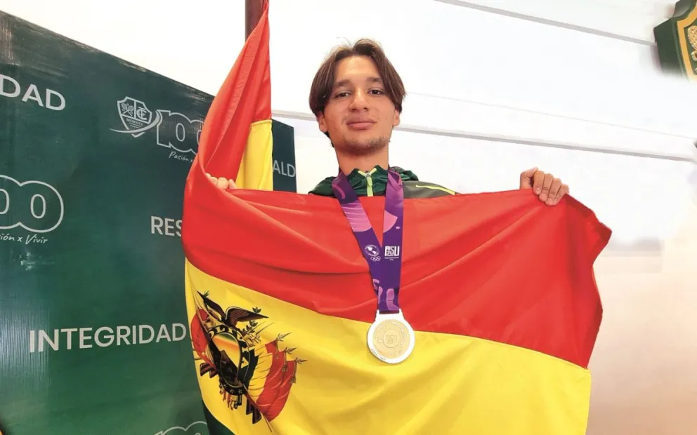 Mayer con la bandera nacional y su medalla. Foto: Marcelo Avendaño / Sports 360.