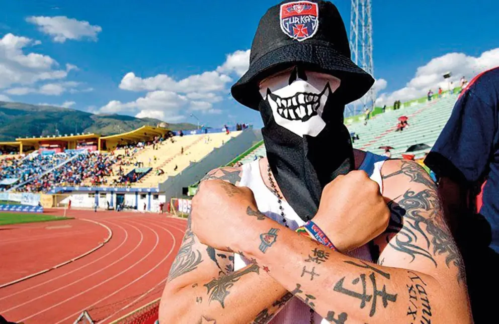 Un hincha de Wilstermann con el rostro cubierto. Según la norma, no debería ingresar al escenario. Foto: Gurkas