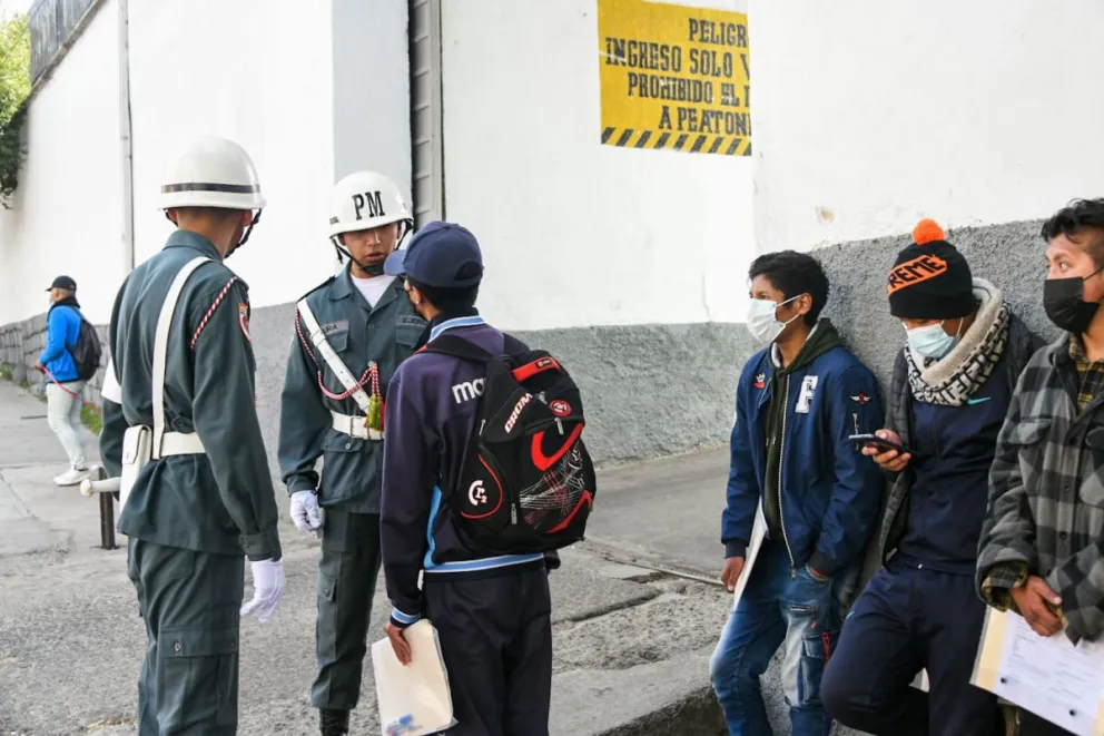Jóvenes en un cuartel de la Policía Militar hacen fila para prestar su servicio militar en un anterior escalafón. Foto: ABI