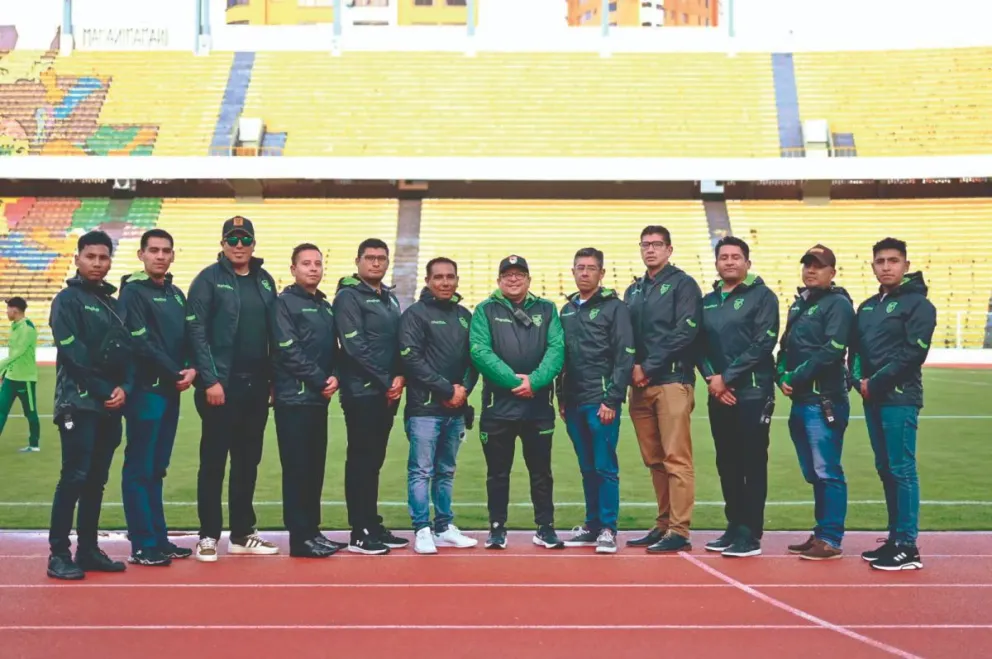Harold Howard, al medio, junto al grupo de oficiales de Usedi de la Policía, en el estadio Siles. Foto: HH