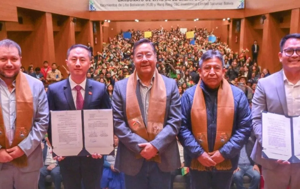 Firma del contrato de servicios con la empresa Hong Kong CBC Investment Limited. Foto: MHE