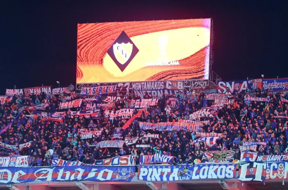 Los hinchas de la U que estuvieron en la cancha de Independiente. Foto: Olé