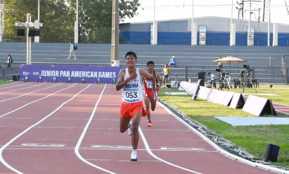 Ninavia cruza la meta en el segundo puesto. Foto: COB.