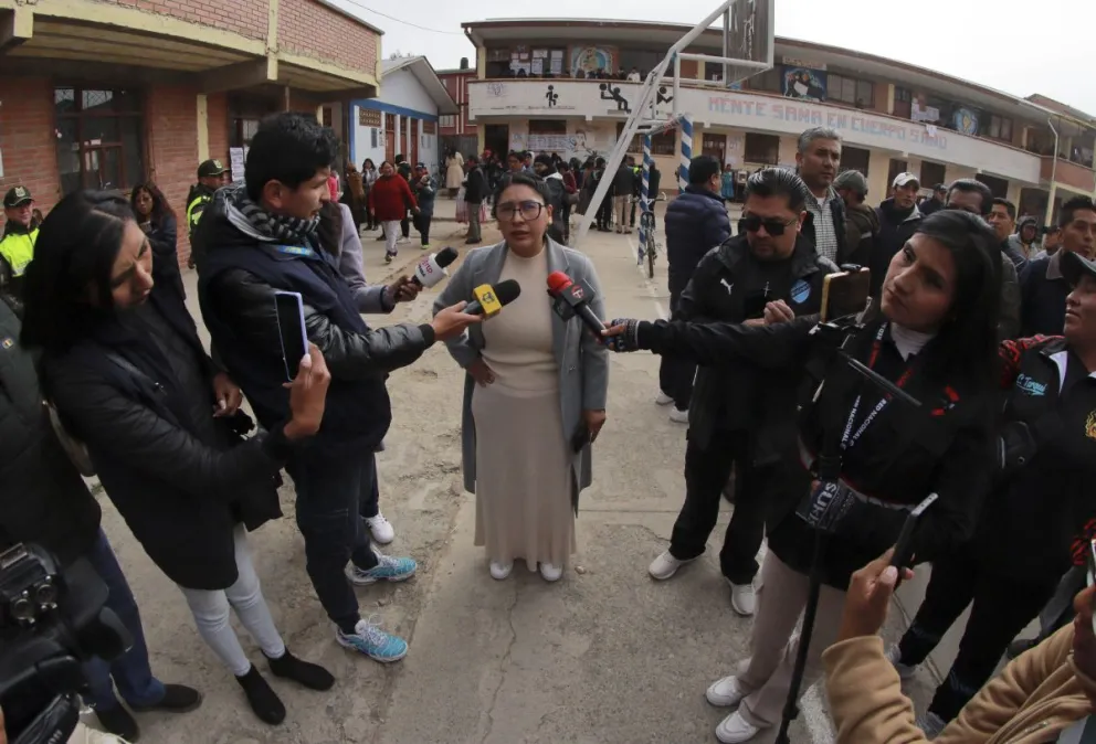 La alcaldesa de la ciudad de El Alto, Eva Copa, emitió su voto en el colegio Alto de la Alianza de la ciudad de El Alto. Foto: APG