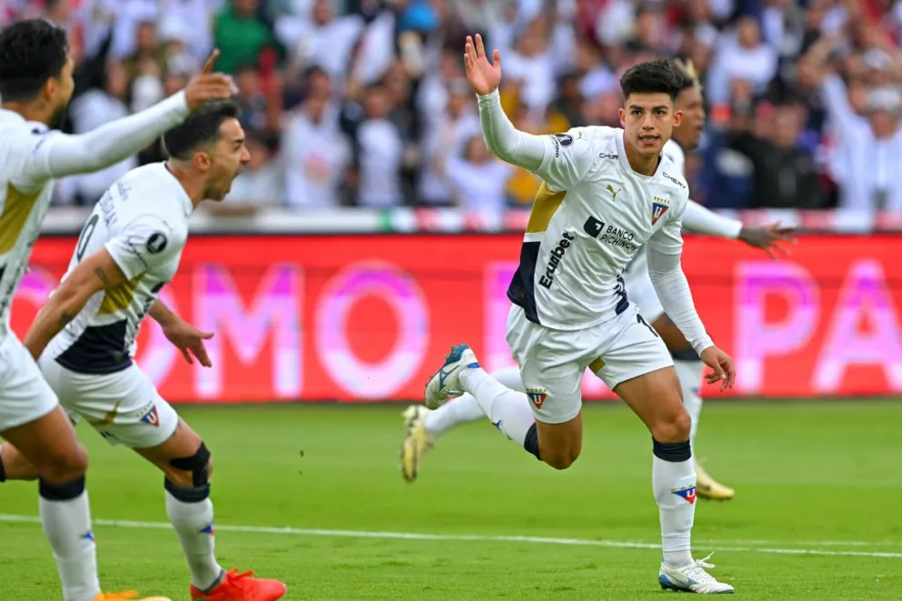 Villamil, a la derecha, celebra el primer gol que anotó para la Liga de Quito: Foto:LQ