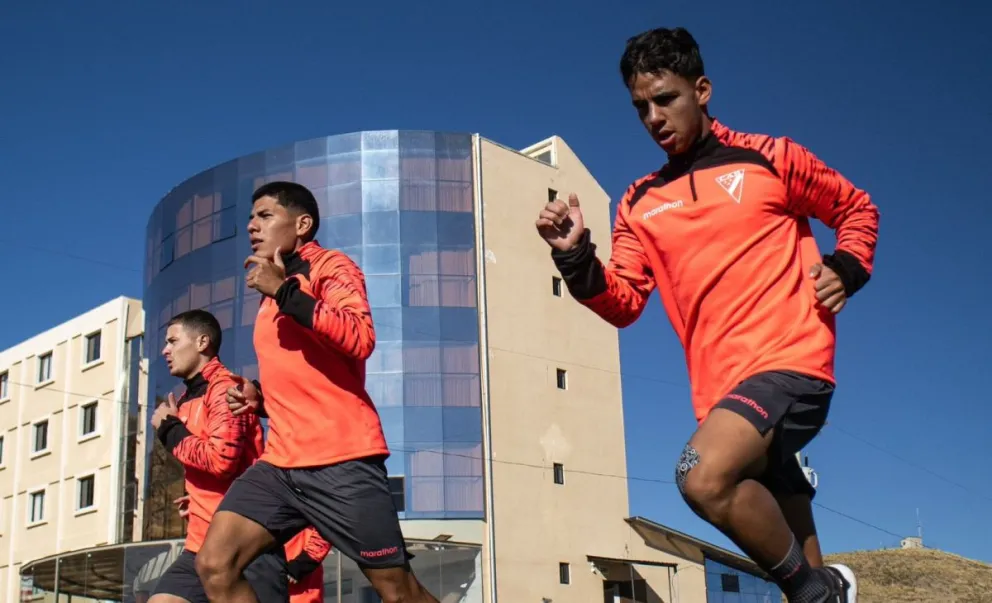 Jugadores de Always Ready durante un entrenamiento en su CAR de Huarina. Foto: club Always Ready