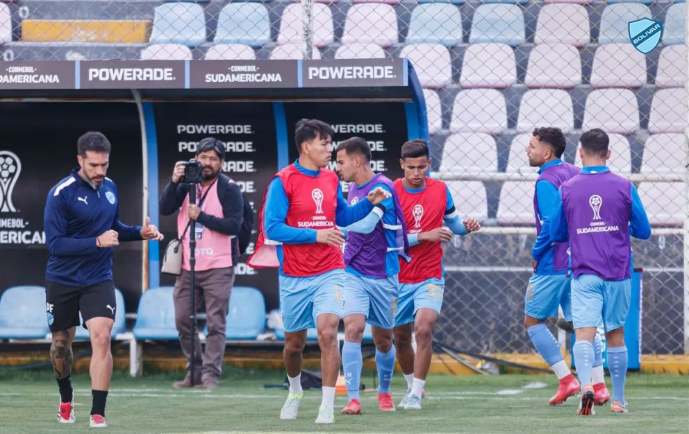 Jugadores de la Academia en el calentamiento para el partido con Cienciano. Foto: Club Bolívar.