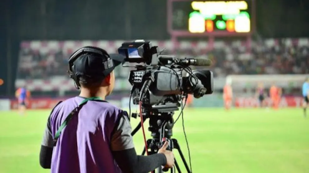 Un camarógrafo transmitiendo un partido anterior. Foto: Redes Sociales.