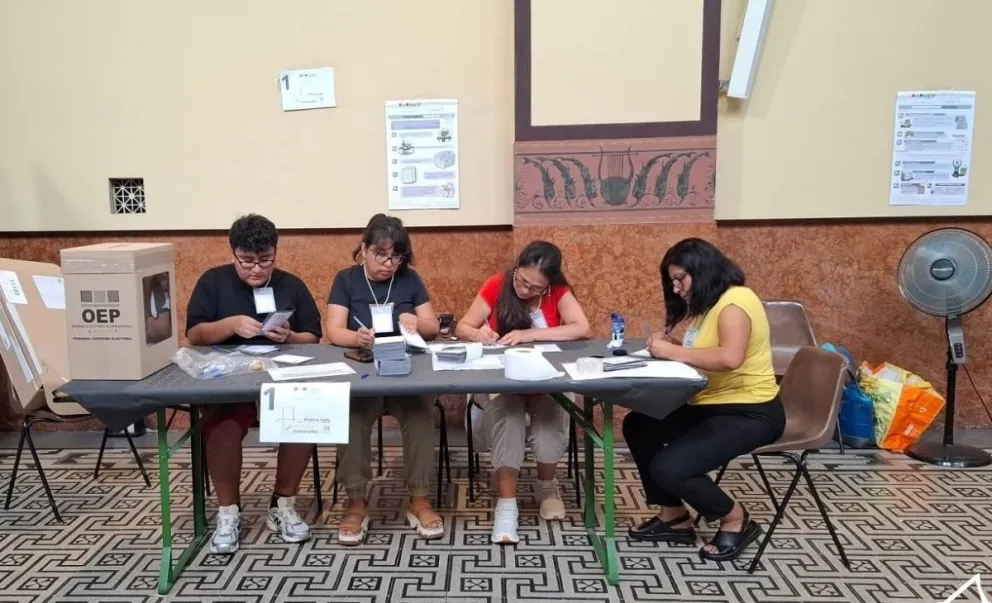 Una mesa de votación en Roma, Italia, el 17 de agosto. Foto: @BunkerBolivia