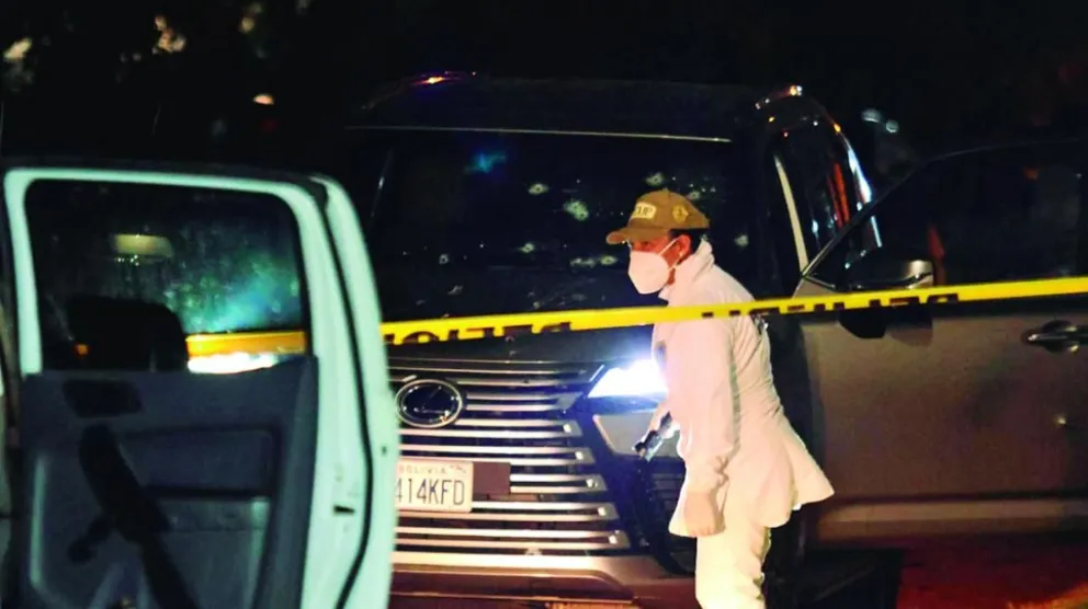 Personal policial en la escena del crimen, anoche en Santa Cruz. Foto: El Deber