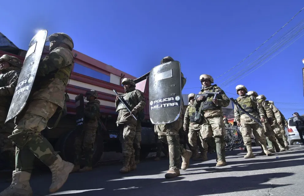 Policías en Llallagua, durante los días de violencia en junio. Foto: APG