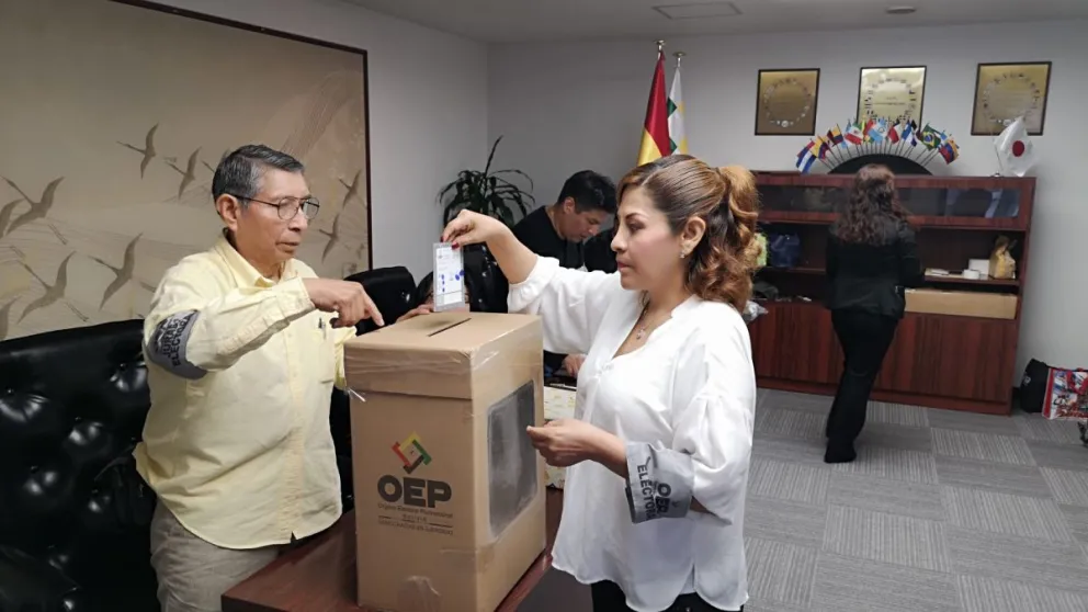 Una ciudadana deposita su voto en las elecciones generales recientes. Foto: ABI