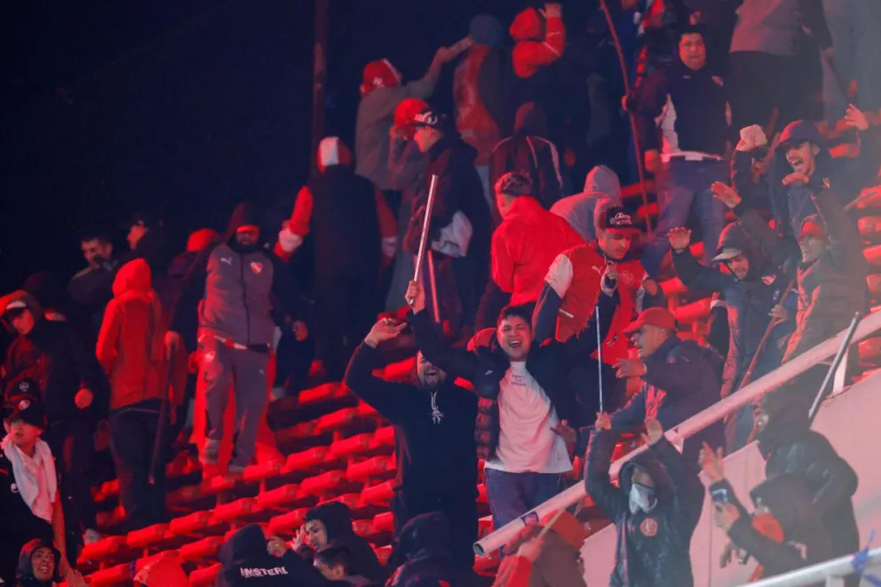 Los hinchas chilenos durante los incidentes del miércoles. Foto: EFE.