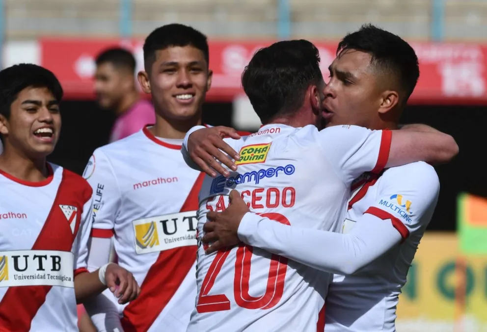 Jugadores de Always festejan uno de sus goles. Foto: APG.