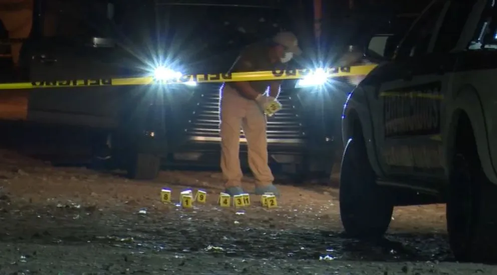 Investigadores en el lugar del crimen. FORO: Captura de pantalla de Unitel