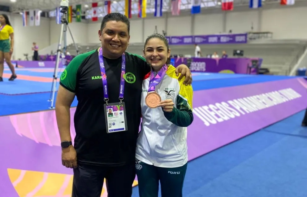 Sandoval con su medalla y el entrenador José Bazoalto. Foto: Feboka.
