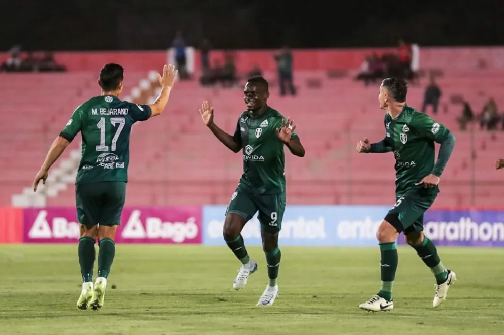 Jugadores Real Tomayapo festejan uno de sus goles. Foto: Agencia Marka Registrada.