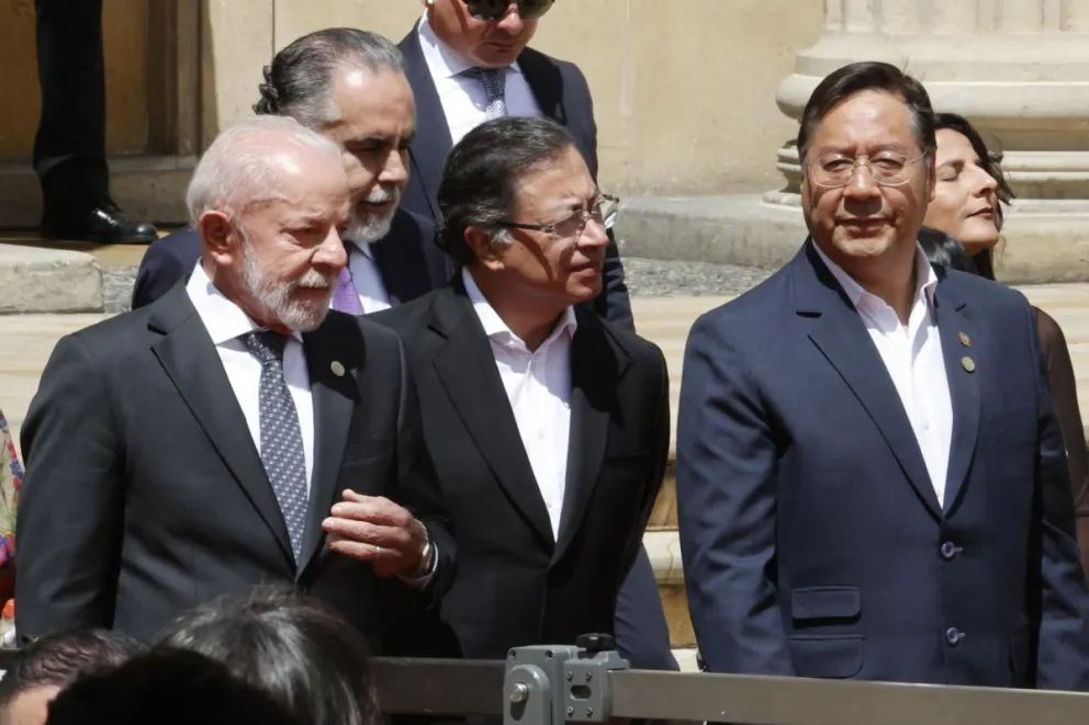 El presidente de Colombia, Gustavo Petro (c); el presidente de Brasil, Luiz Inácio Lula da Silva (i) y el presidente de Bolivia, Luis Arce, asisten a la V Cumbre de Países Amazónicos este viernes, en Bogotá (Colombia). Foto:EFE