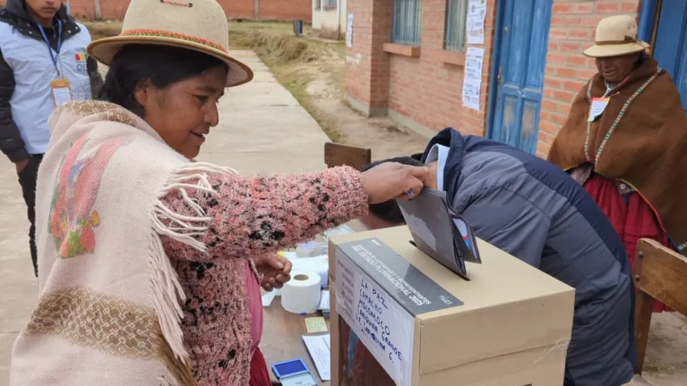 Una mujer vota en las elecciones. Foto: ABI
