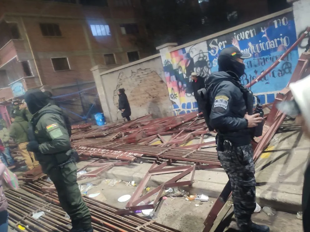 Policías en el lugar del accidente. FOTO: Captura de video de redes sociales