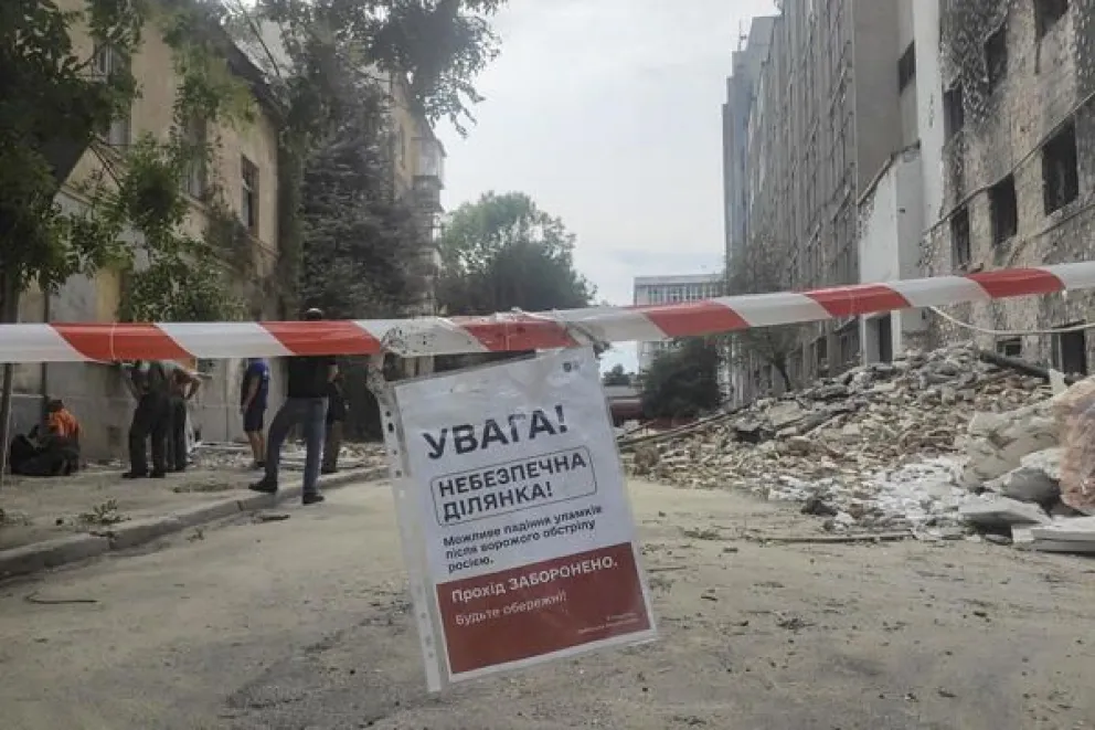 Una calle de Leópolis tras un ataque ruso este 21 de agosto. EFE/ Rostyslav Averchuk