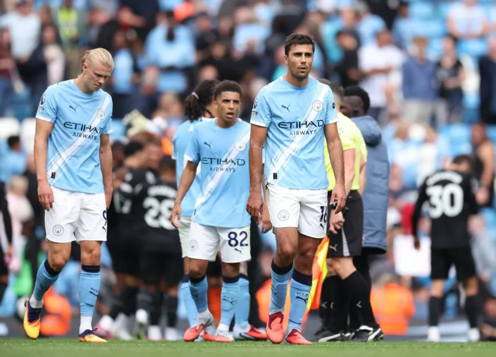 Rodri (C), Rico Lewis (C-L) y Erling Haaland del Manchester City (L) después de la derrota en la Premier League contra el Tottenham. Foto: EFE
