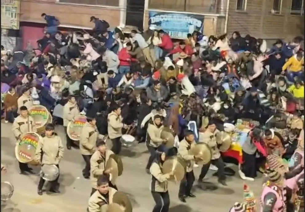 El momento cuando colapsa una de las graderías, en la festividad de Chutillos. Foto: Captura rrss