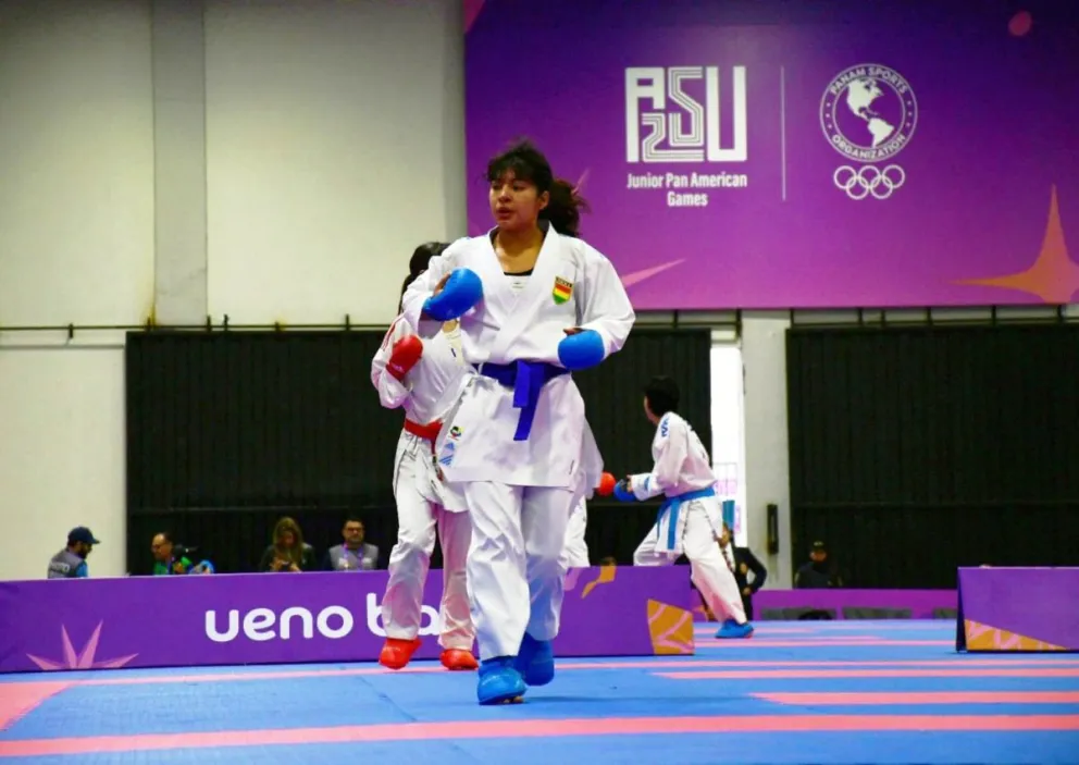 Melani Unzueta durante la competencia de karate en la categoría -50kg. Foto: COB