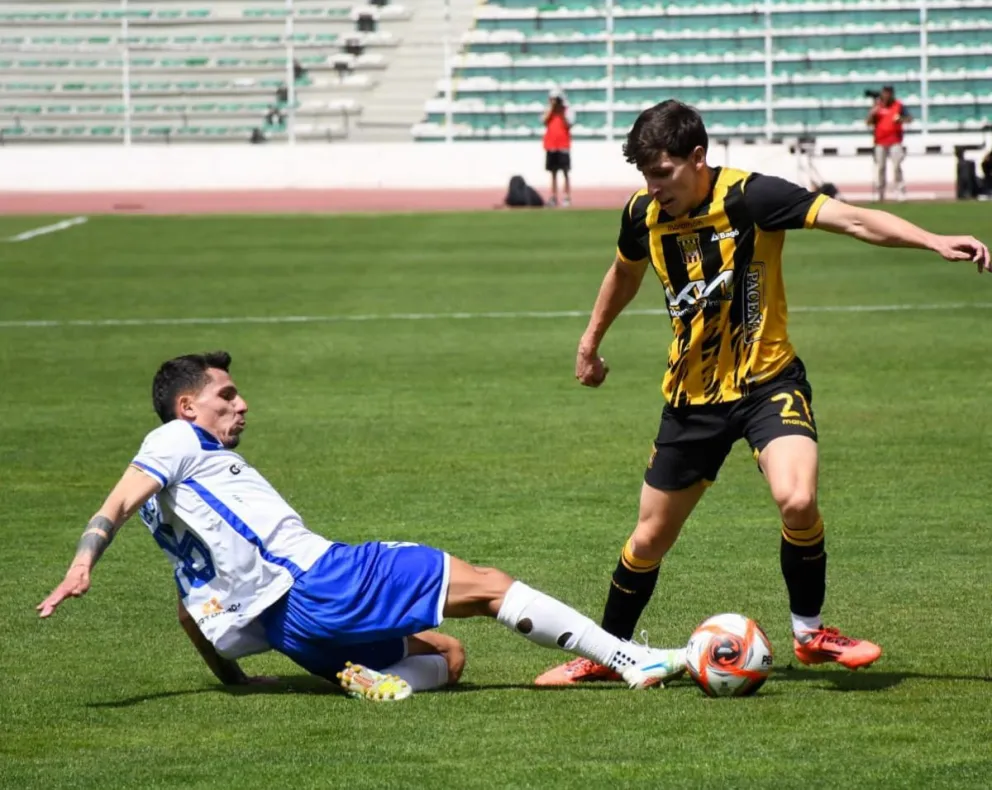 Una incidencia del encuentro disputado en el estadio Hernando Siles. Foto: Agencia Marka Registrada
