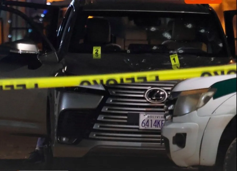 El vehículo atacado donde estaban las víctimas. Foto: Captura Red Uno