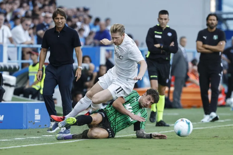 El jugador del Sassuolo Andrea Pinamonti (d) y el del Nápoles Kevin De Bruyne (I) en acción durante el partido de la Serie A que han jugado US Sassuolo y SSC Napoli. Foto: EFE