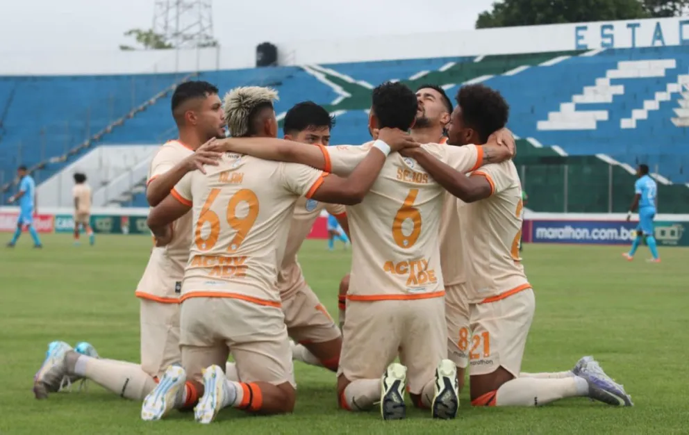 Los jugadores de Aurora celebran el segundo gol del aprtido ante San Antonio. Foto: Agencia Marka Registrada