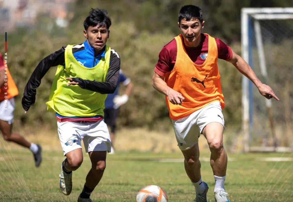 Los jugadores de Wilstermann en el cierre de prácticas en la capital valluna. Foto: JW