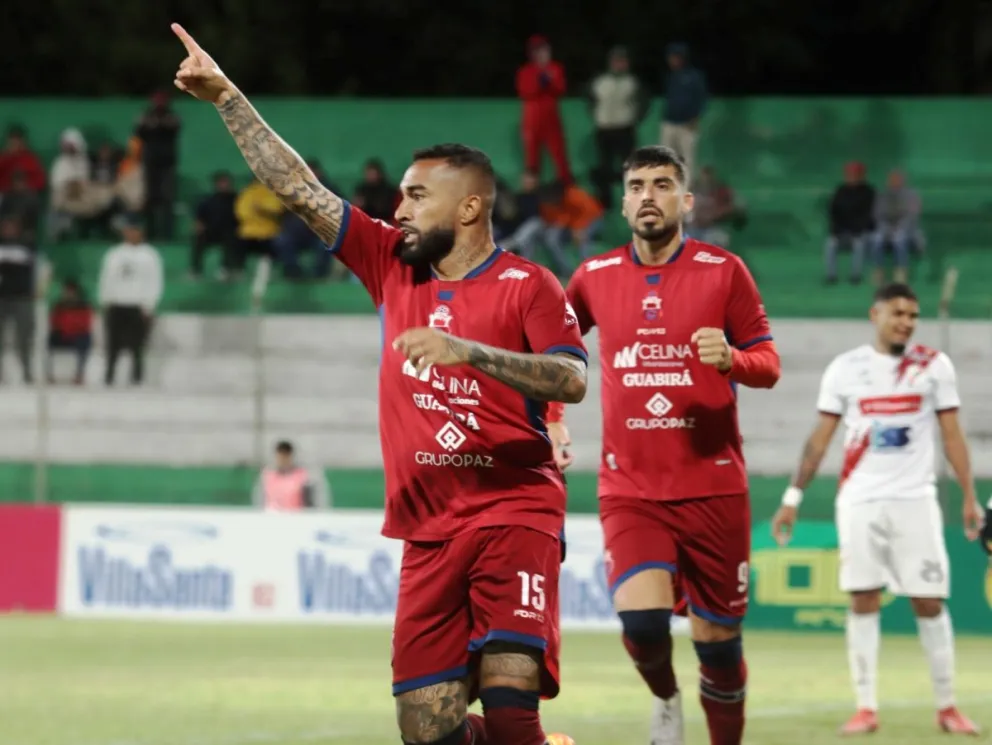 Rafinha celebra el único gol del partido disputado en Montero. Foto. Agencia Marka Registrada