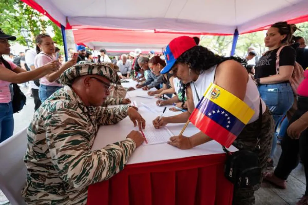 Personas participan en una jornada de alistamiento de la Milicia Bolivariana de Venezuela, este sábado en Caracas (Venezuela). EFE/ Ronald Pena R