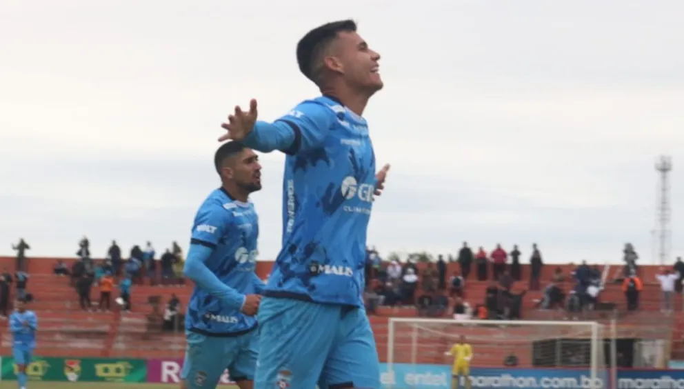 Moisés Villaroel, jugador de Blooming, inicia el festejo después de convertir el gol del triunfo a FC Universitario. Foto: Agencia Marka Registrada