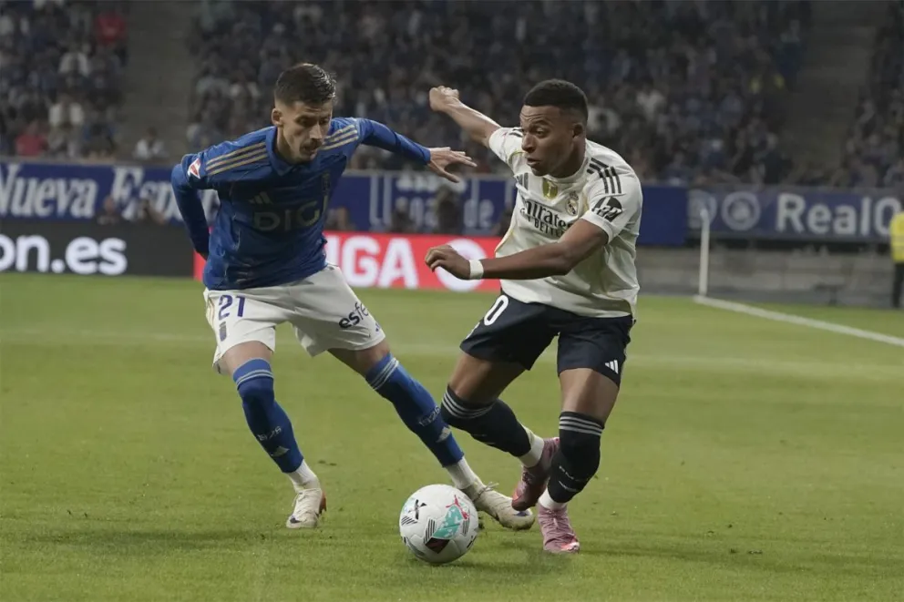 El delantero francés del Real Madrid Kylian Mbappé (d) pelea un balón con el centrocampista serbio del Real Oviedo Luka Ilic. Foto: EFE