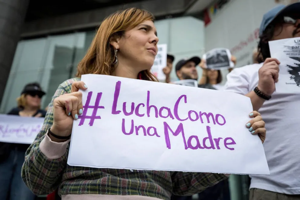Una persona sostiene un cartel durante una manifestación en Caracas (Venezuela). Foto: EFE (archivo)