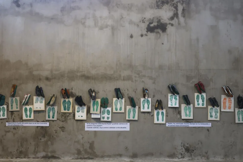 Un muro con zapatos en la muestra 'Huellas de la Memoria', en Guadalajara (México). Foto: EFE